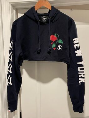 PETALS AND PEACOCKS ‘47 Brand NY YANKEES CROPPED HOODIE SIZE Small